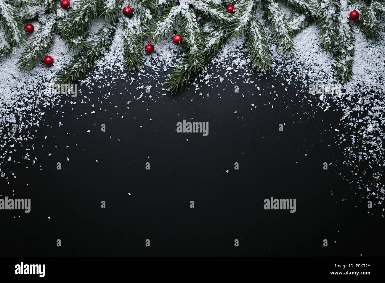 Weihnachten Hintergrund mit Kopie Platz für Text. Flach, Ansicht von oben. Neues Jahr Einrichtung mit Tannenzweigen und Stechpalme Beeren im Schnee Stockfoto