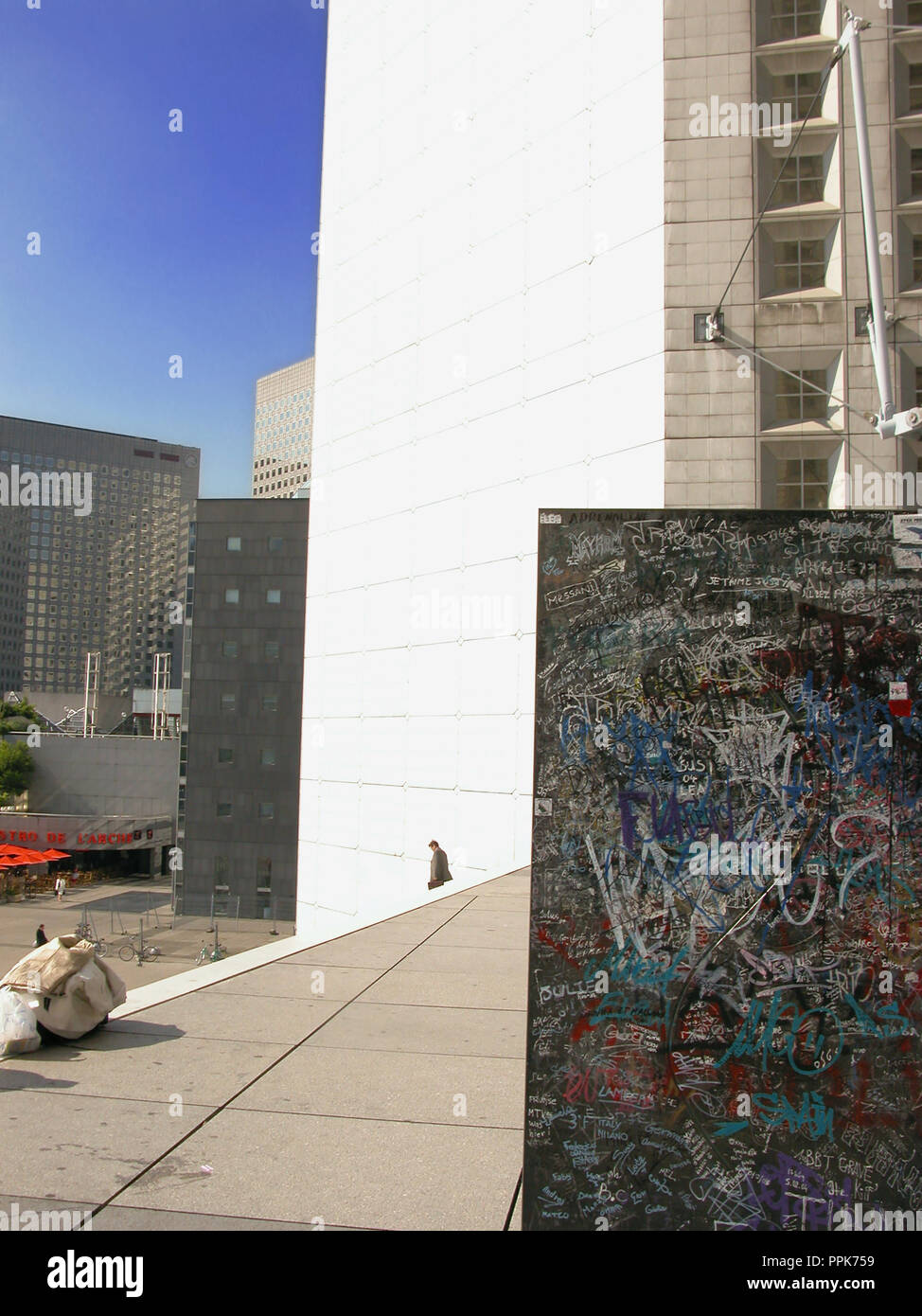La Grande Arche de la Défense: Detail der vorderen Stufen und ein schwarzer Obelisk in Graffiti: Paris, Frankreich abgedeckt Stockfoto