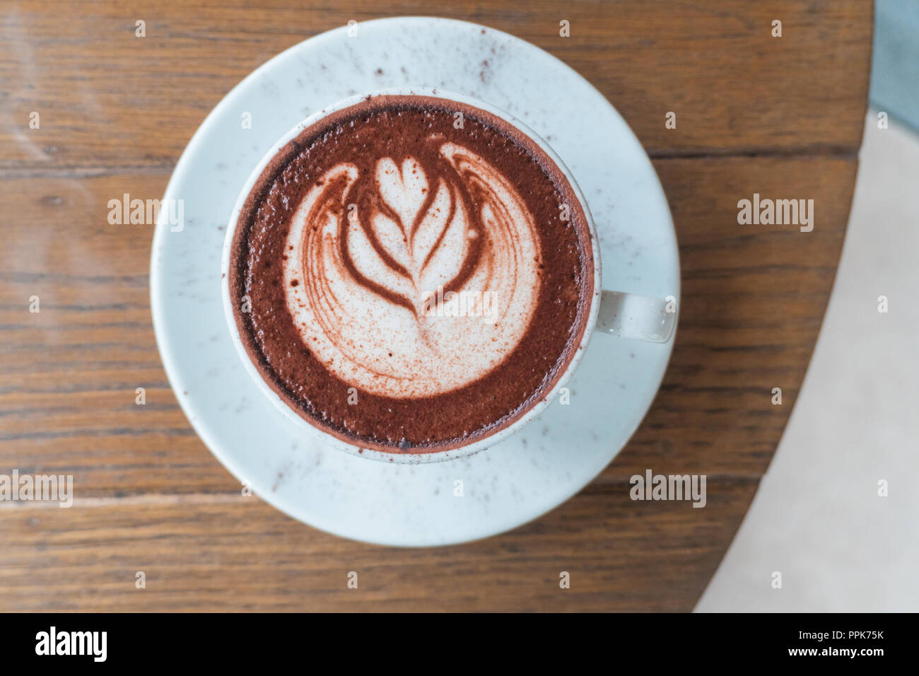 Close up Latte Art Kaffee auf Holz Tisch, selektiver Fokus Stockfoto