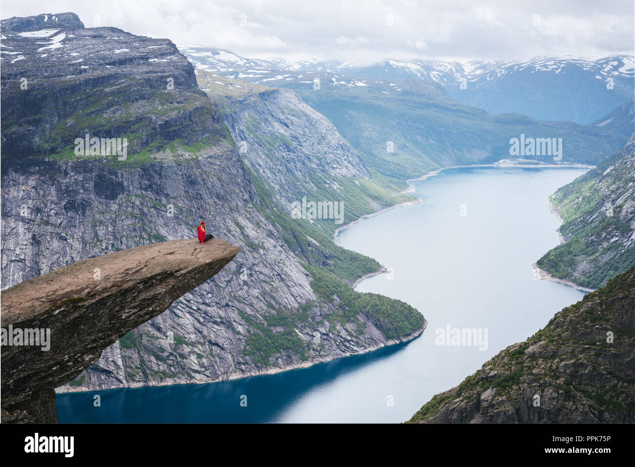 Perfekte Spur Abenteuer zu Trolltunga. Unglaubliches Hotel mit Sicht auf See und Berge Ringedalsvatnet Stockfoto