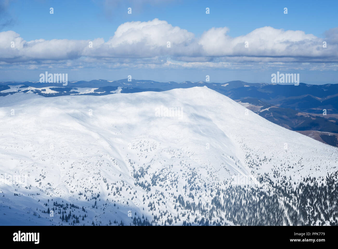 Schöne Bilder der Wintersaison. Sonniges Wetter mit Wolken. Blick auf den Grat Stockfoto