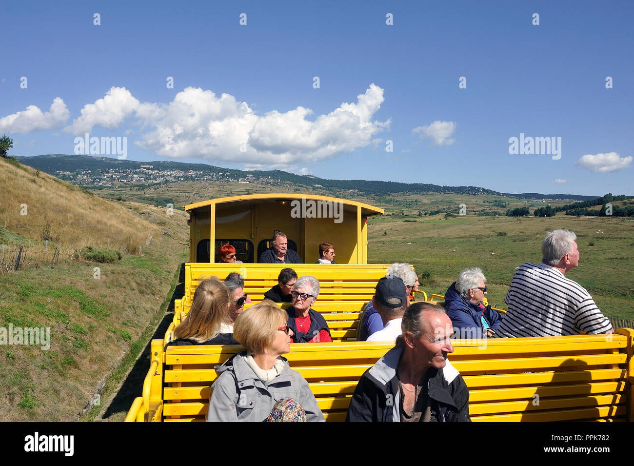 Die kleinen gelben Züge der Pyrenäen Überquerung einer wunderschönen Berglandschaft Stockfoto