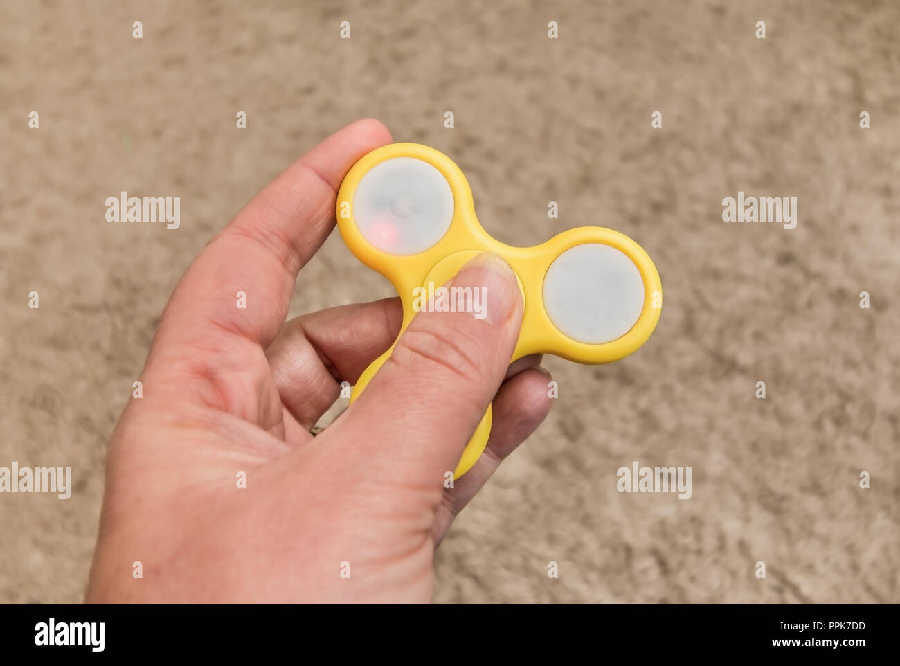 Fidget Spinner in einer Hand - nicht bewegt. Stockfoto