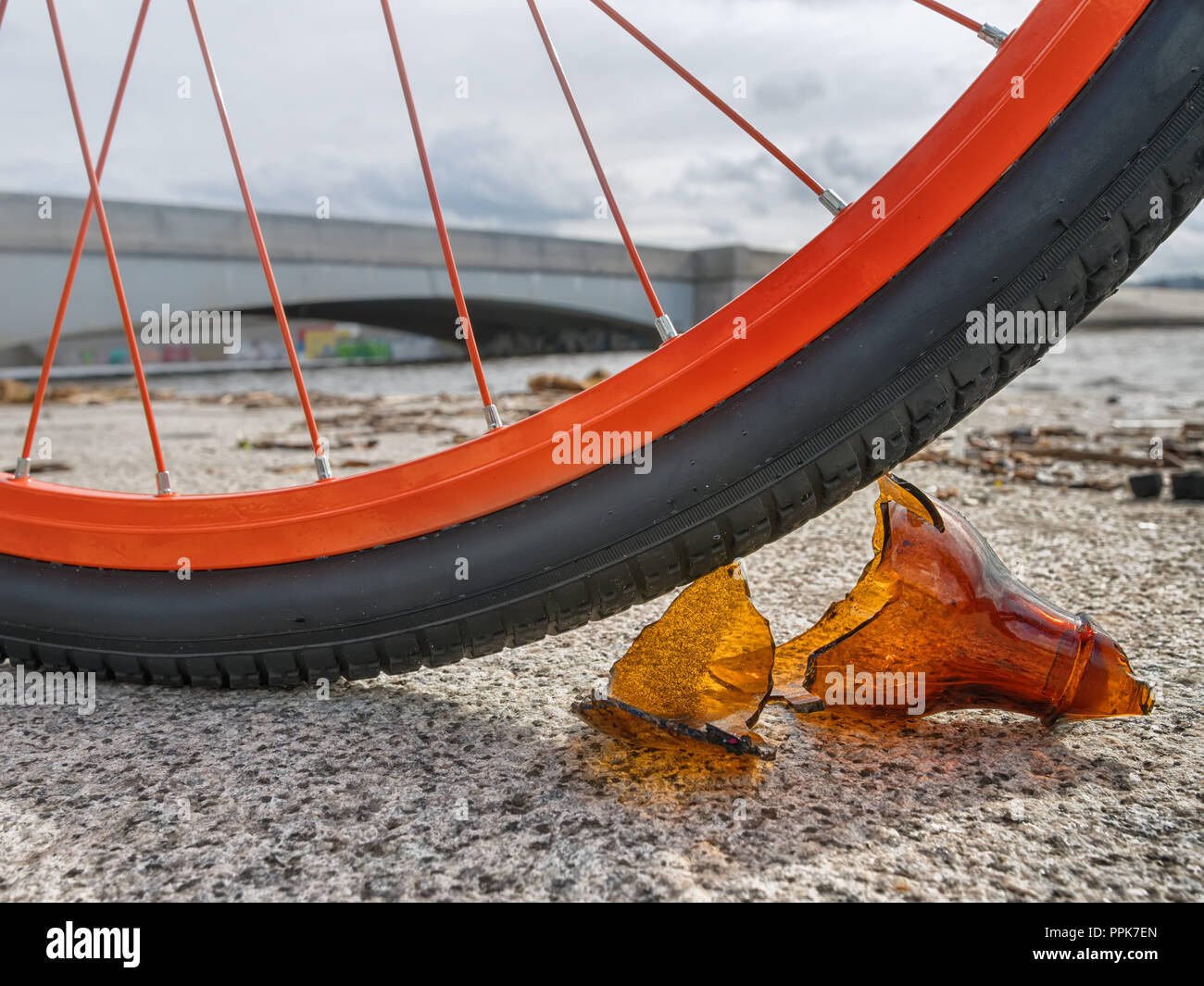 Scharfe Glas Stück unter Fahrrad Reifen. Verkehrsunfall Thema Stockfoto