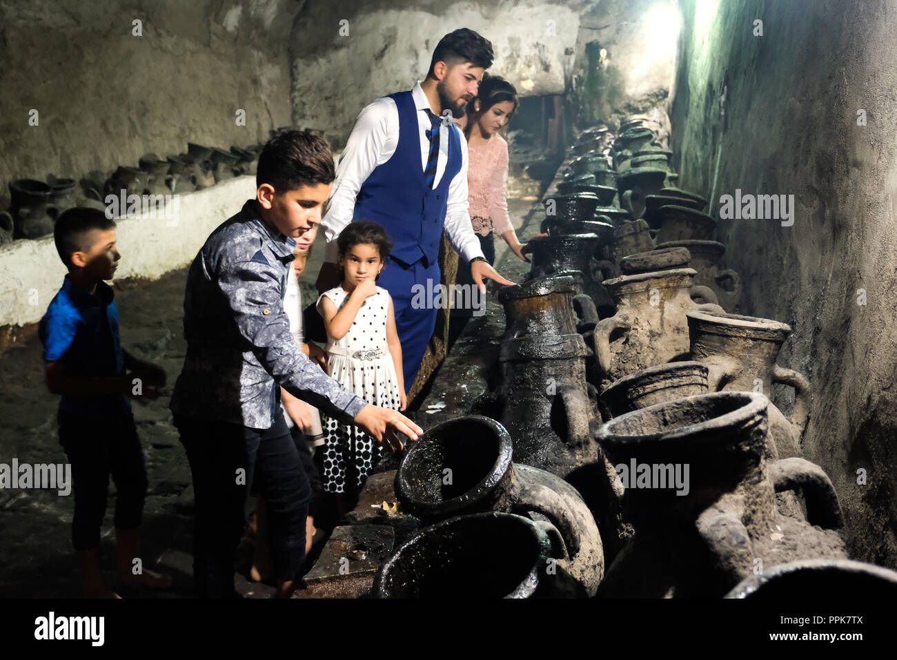 Olivenöl Gläser, Besucher in den Höhlen von Lalish Yeziden Tempel, heiligste Heiligtum der yezidis in Lalish, Nord Irak, Kurdistan Stockfoto