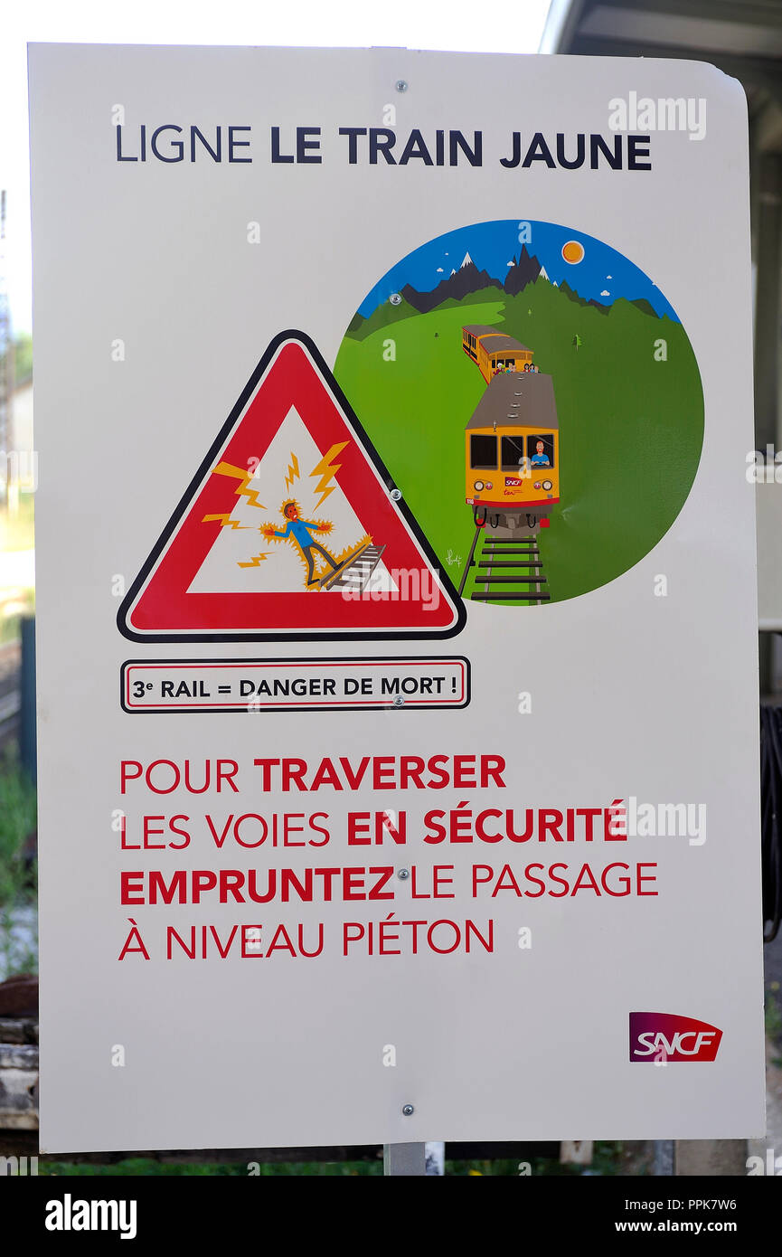 Sicherheit Warnschild in Latour de Carol Bahnhof Ankunft der kleinen gelben Zug durch die östliche Pyrenäen ausgeführt Stockfoto