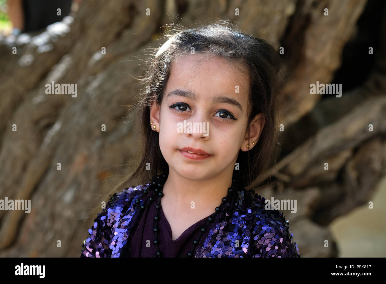 Yeziden Mädchen im Garten von Lalish Yeziden Tempel, heiligste Heiligtum der yezidis in Lalish, Nord Irak, Kurdistan - Jesidische Kinder im jesidischer Lalish Tempel im Nord-Irak, Kurdistan Stockfoto