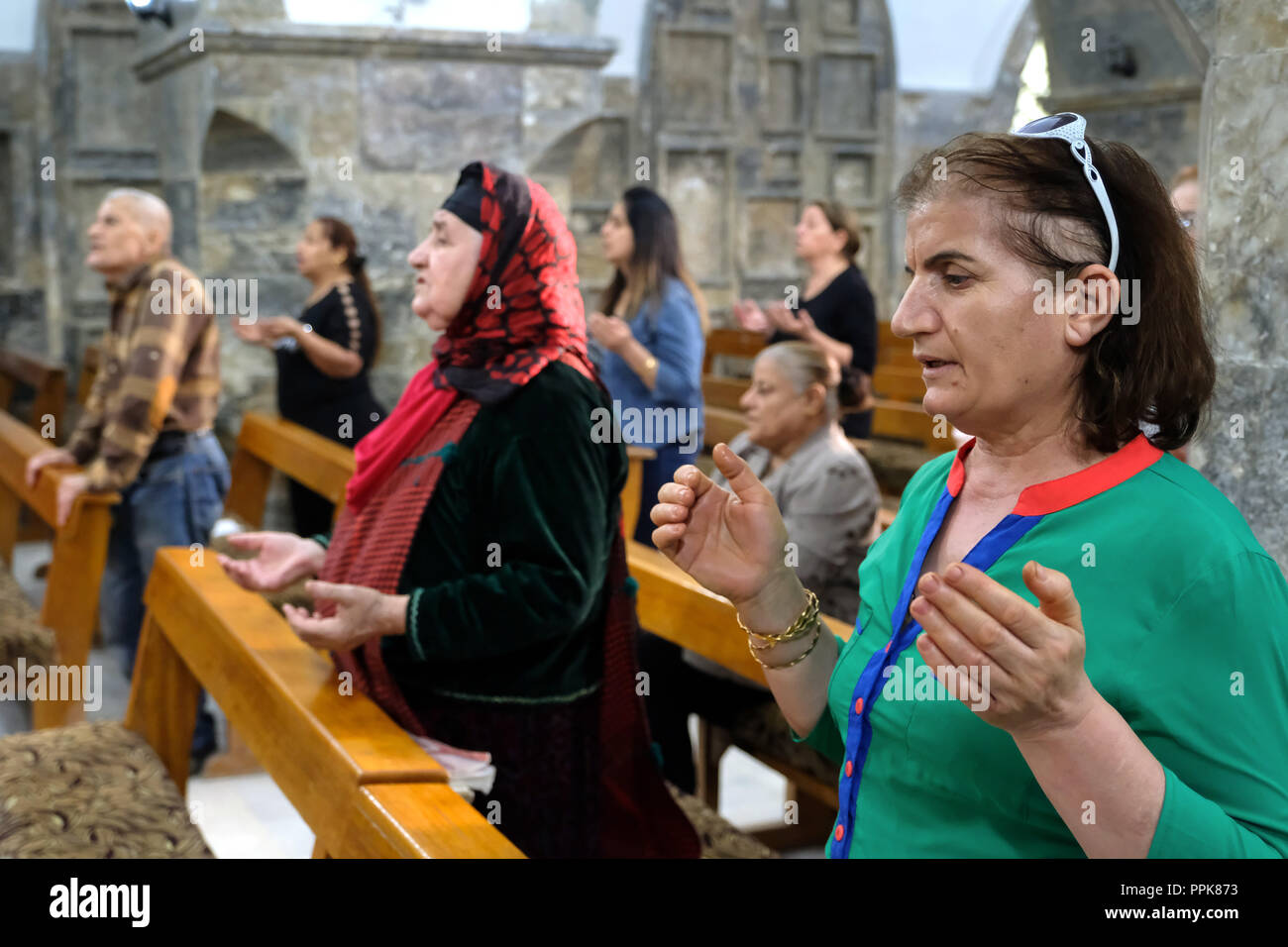 Christliche Frauen beten in einer Kirche in der kurdischen Region, Nord Irak Stockfoto