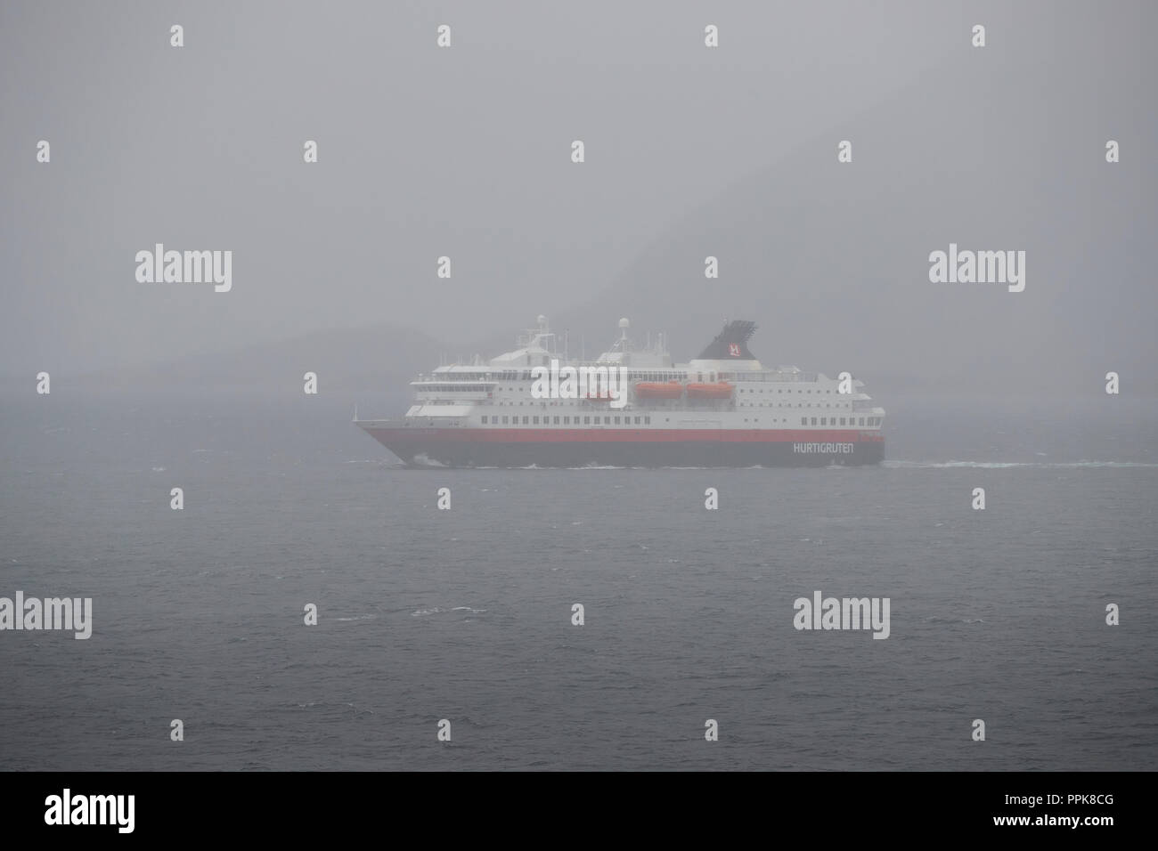 Hurtigruten Fähre, MS Nordkapp Segeln durch einen Sturm, Richtung Süden,  wenige Kilometer nördlich des Polarkreises in Norwegen Stockfotografie -  Alamy