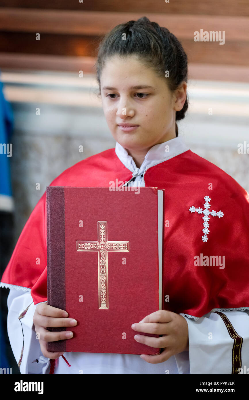 Altar Mädchen während der Sonntagsmesse in eine christliche Kirche in Eniskky, Region Kurdistan, Nord Irak - Sonntagsmesse in der Kirche bin Kunst Shmonya und ihr Sohn, der Enishkye im Nord-Irak, Kurdistan Stockfoto