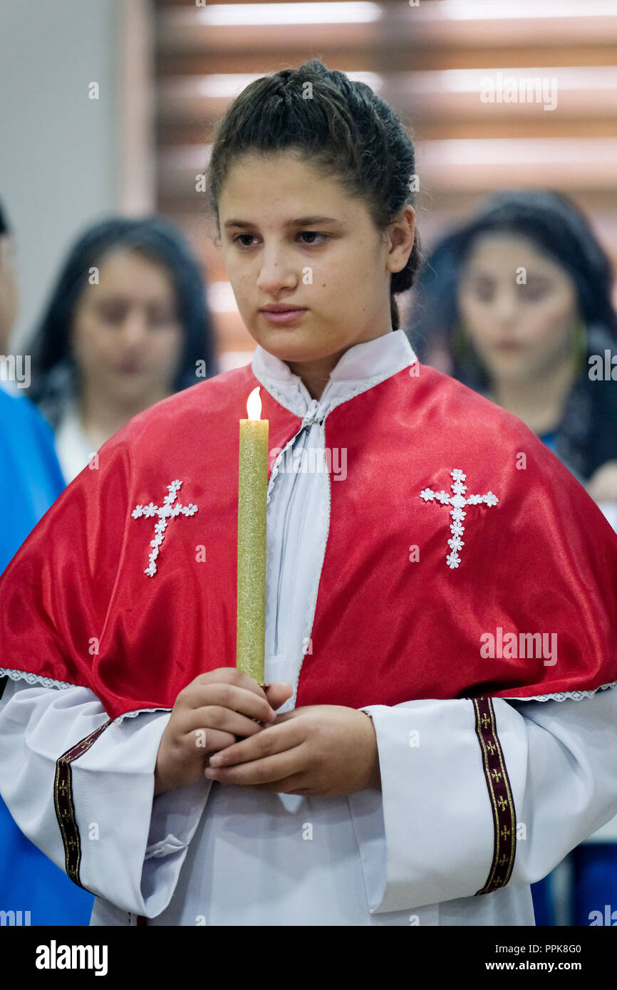 Altar Mädchen während der Sonntagsmesse in eine christliche Kirche in Eniskky, Region Kurdistan, Nord Irak - Sonntagsmesse in der Kirche bin Kunst Shmonya und ihr Sohn, der Enishkye im Nord-Irak, Kurdistan Stockfoto