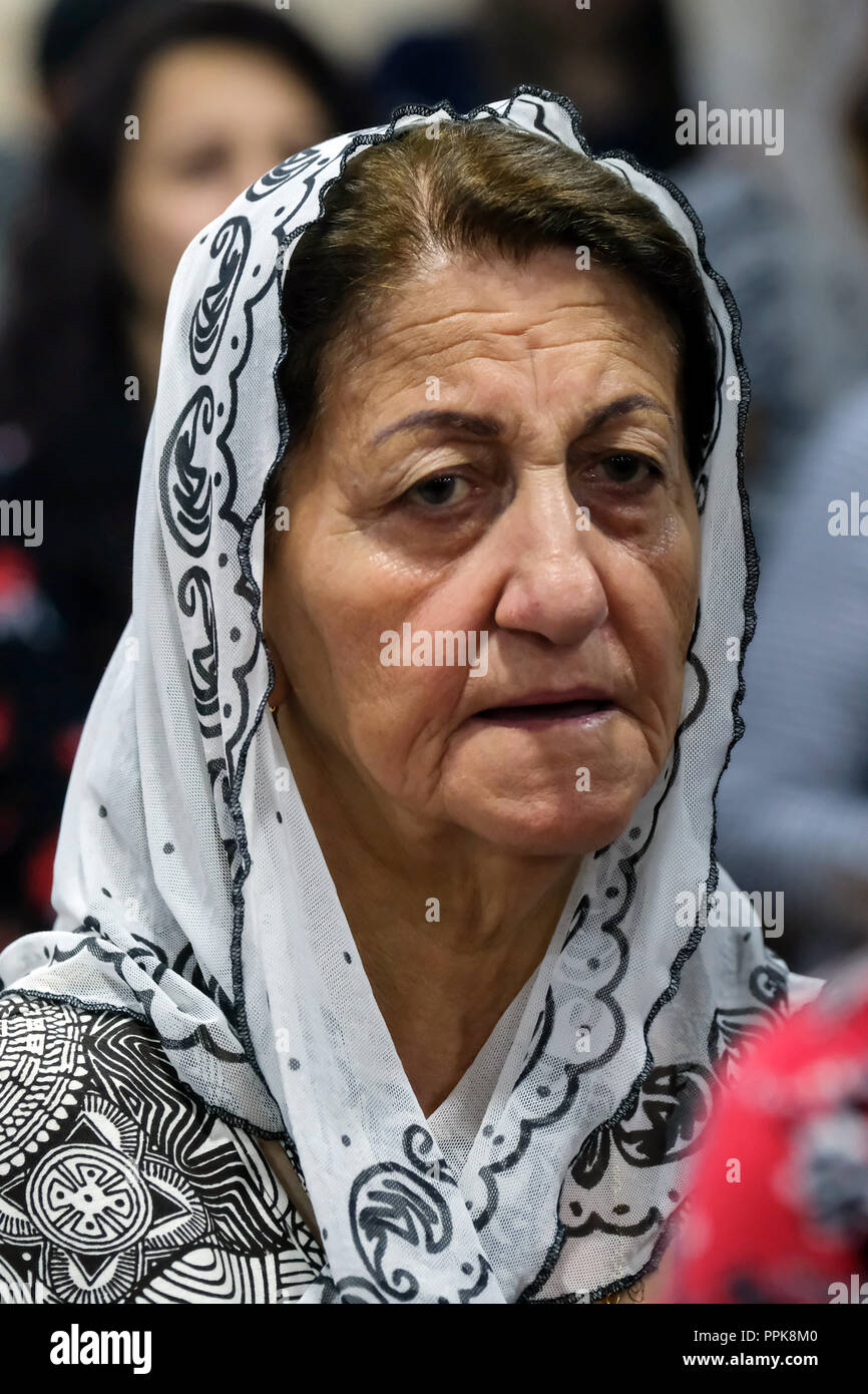 Christliche Frau mit Kopftuch beten in einer Kirche in der kurdischen  Region, Nord Irak Stockfotografie - Alamy