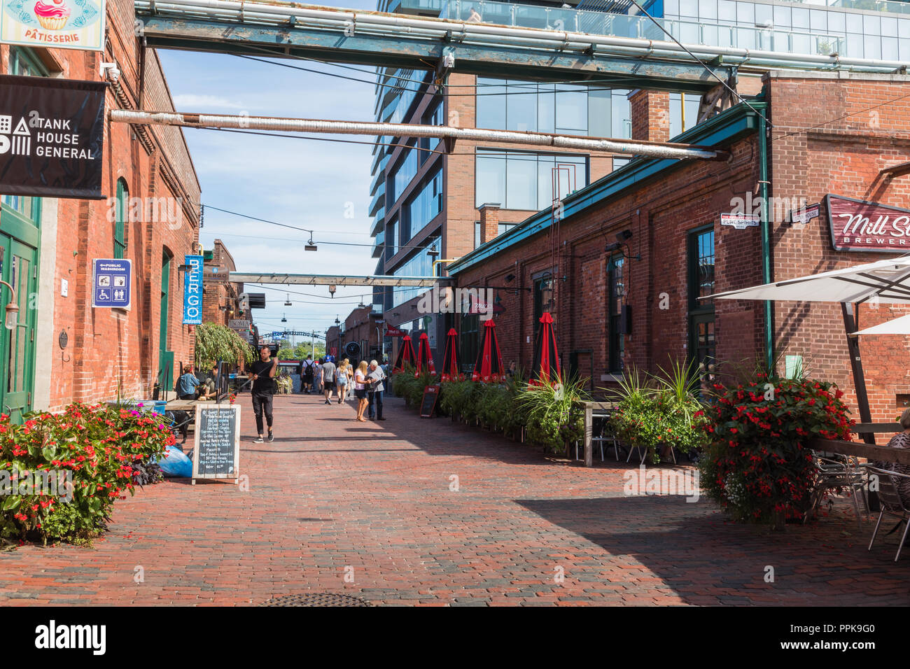 TORONTO, KANADA - 18 SEPTEMBER 2018: Distillery District (ehemalige Gooderham & Würzen Brennerei) - Historische und Unterhaltungsviertel. Es enthält num Stockfoto