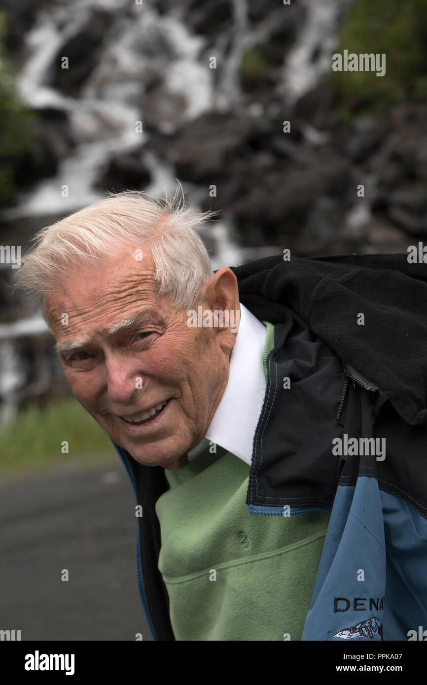 Alten Mann auf Urlaub in Alaska und posieren Stockfoto