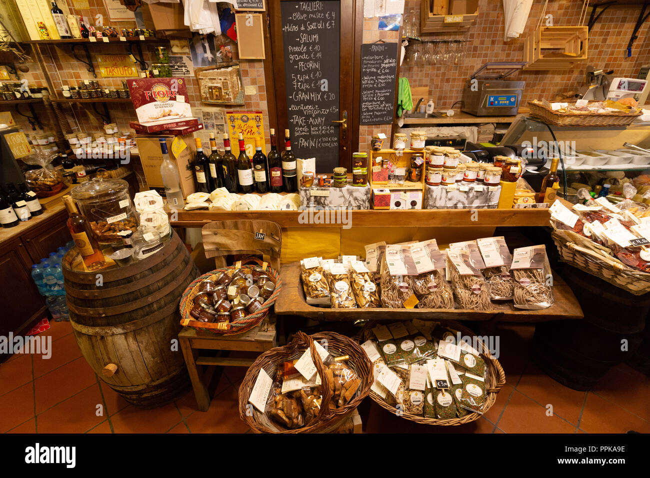 Italien essen Shop - Innenraum eines Food Store, Pienza, Toskana Italien Europa Stockfoto