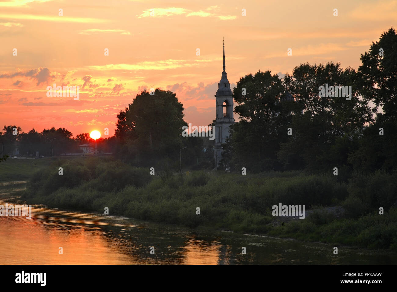 Vologda Fluss und Sretensky Kirche (der Konferenz) in Vologda. Russland Stockfoto