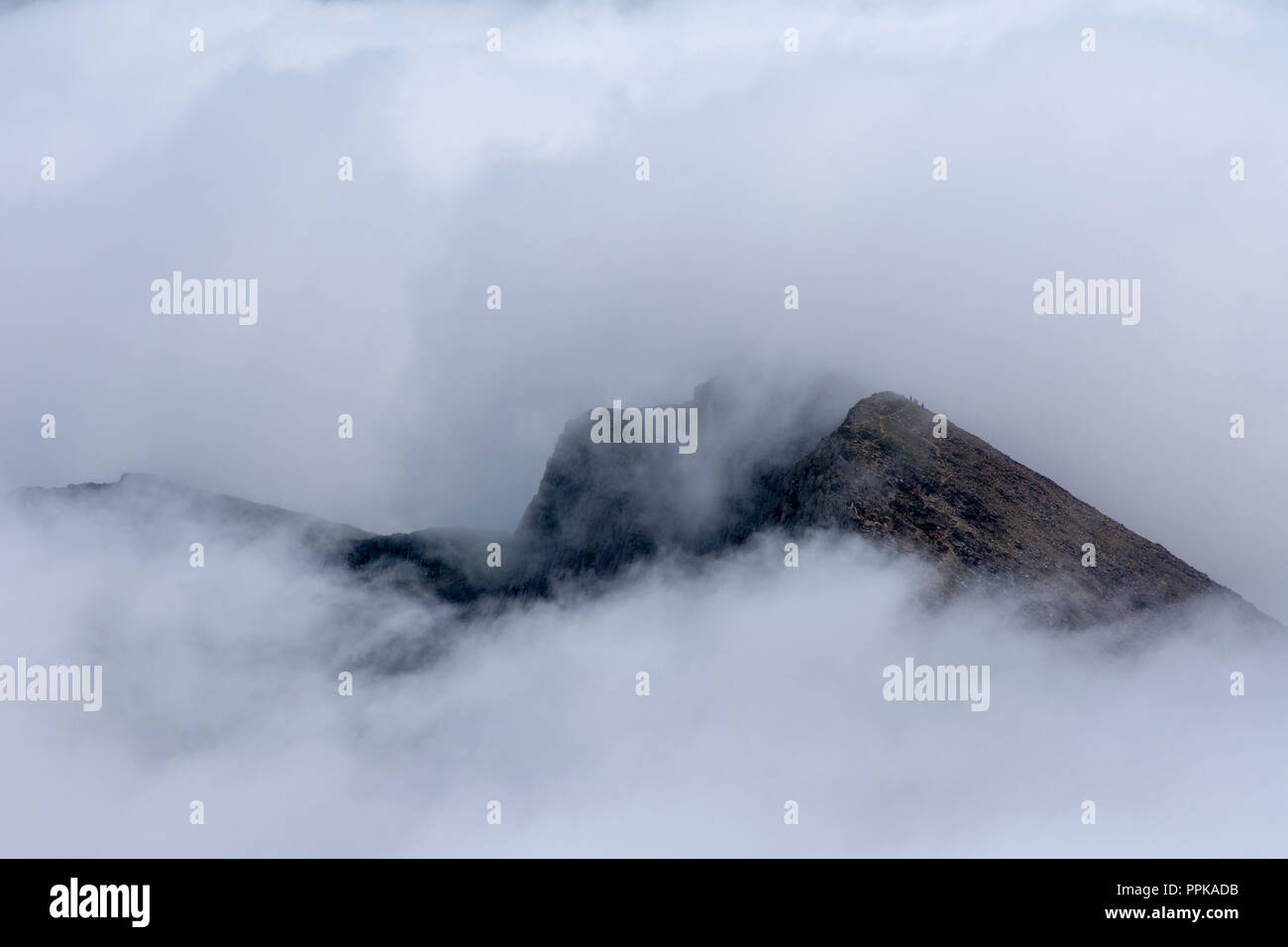 Wolke gehüllt Y Lliwedd gesehen vom Gipfel des Snowdon Stockfoto