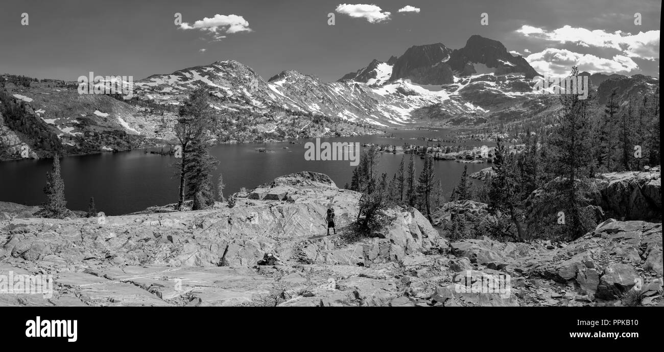 Ein Backpacker Ansätze Granat See mit Banner Peak im Hintergrund; Ansel Adams Wilderness, Inyo National Forest, Sierra Nevada, Califor Stockfoto