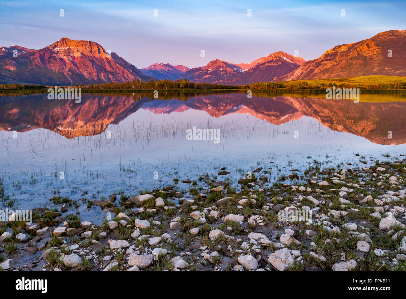 Morgen Reflexion, Maskinonge See, Waterton Lakes National Park, Alberta, Kanada Stockfoto