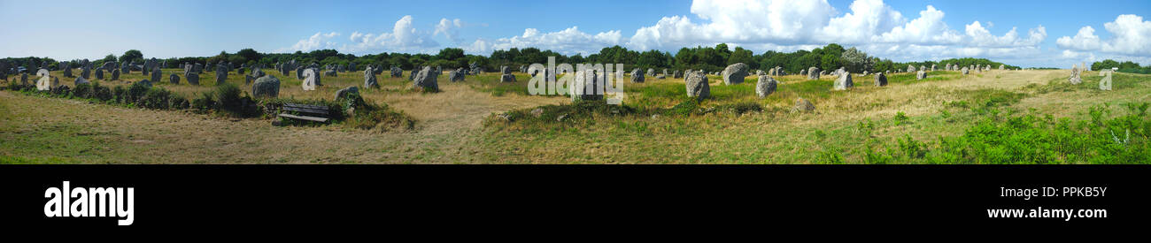 Panoramablick auf die Ausrichtungen der Menhire von Carnac, Bretagne, Morbihan, La France Stockfoto