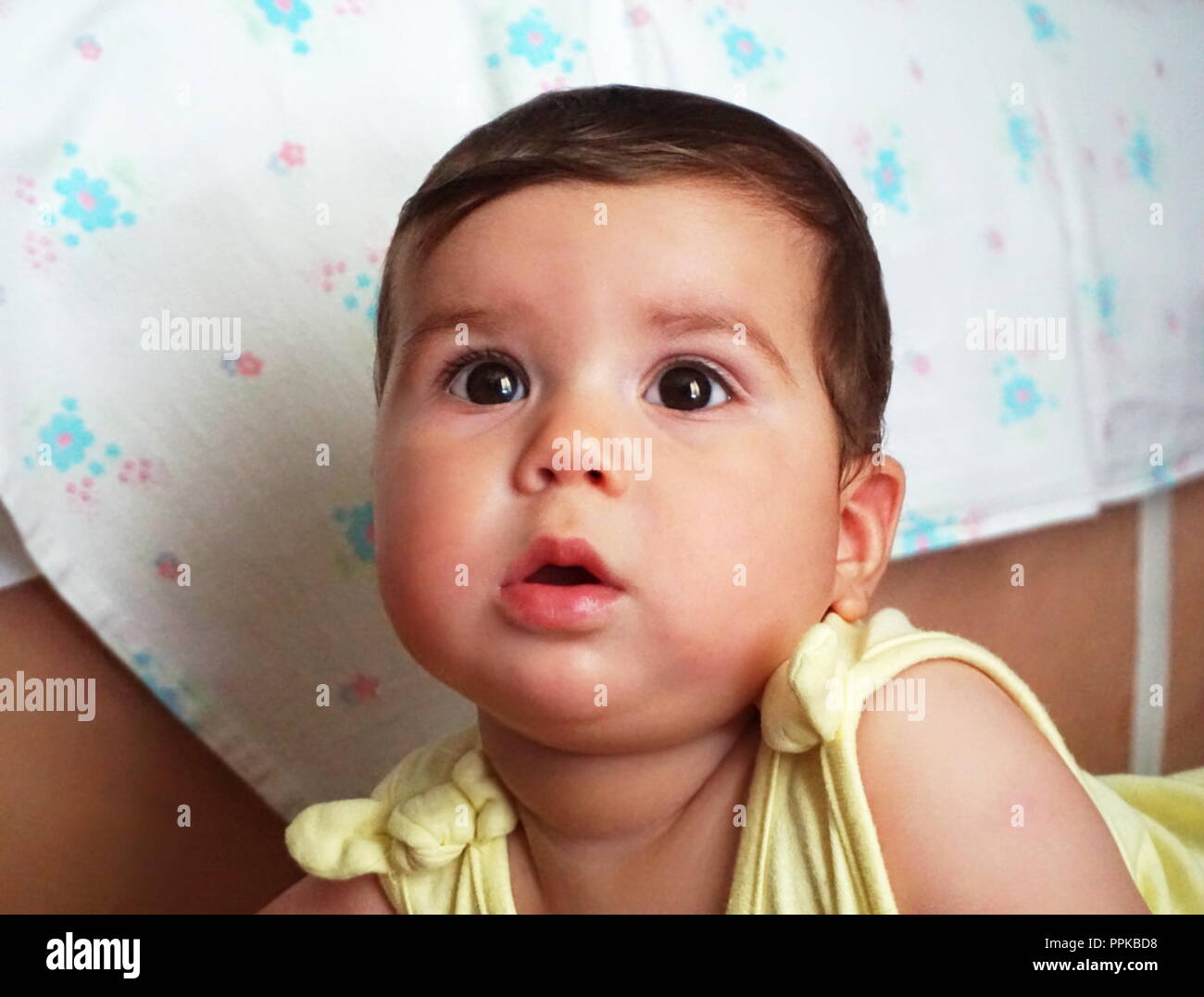 Eine schöne dunkelhaarige und black eyed Baby ist gerade in der Ferne, Hallenbad im Haus Stockfoto