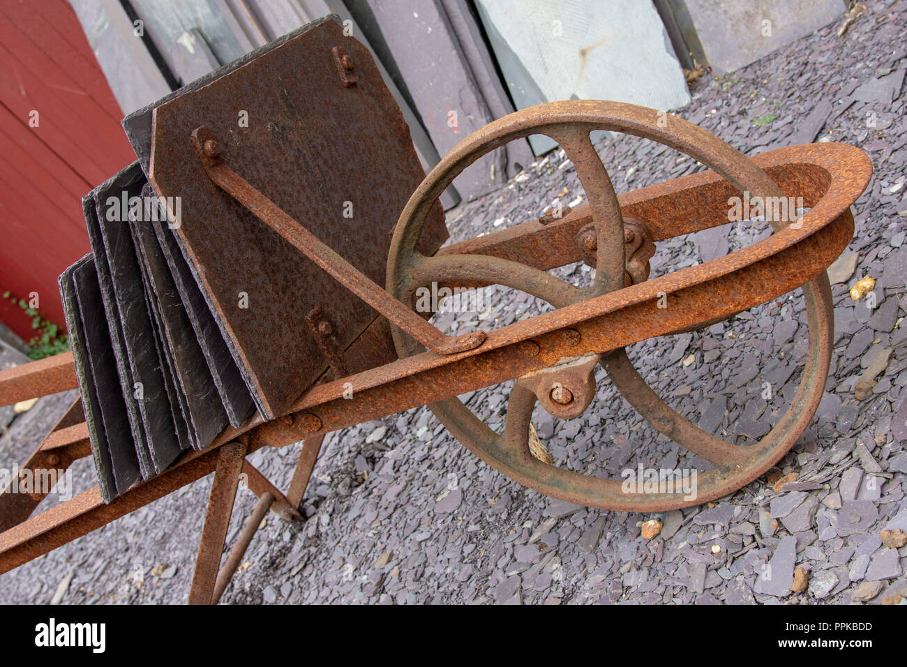 Metall Schubkarre mit Schiefer auf es Stockfoto