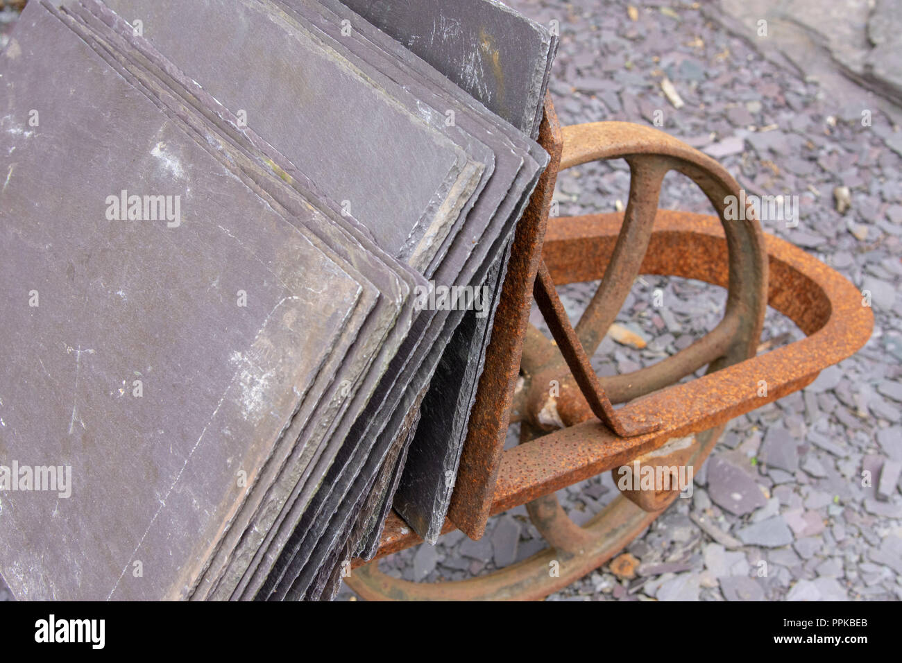 Metall Schubkarre mit Schiefer auf es Stockfoto