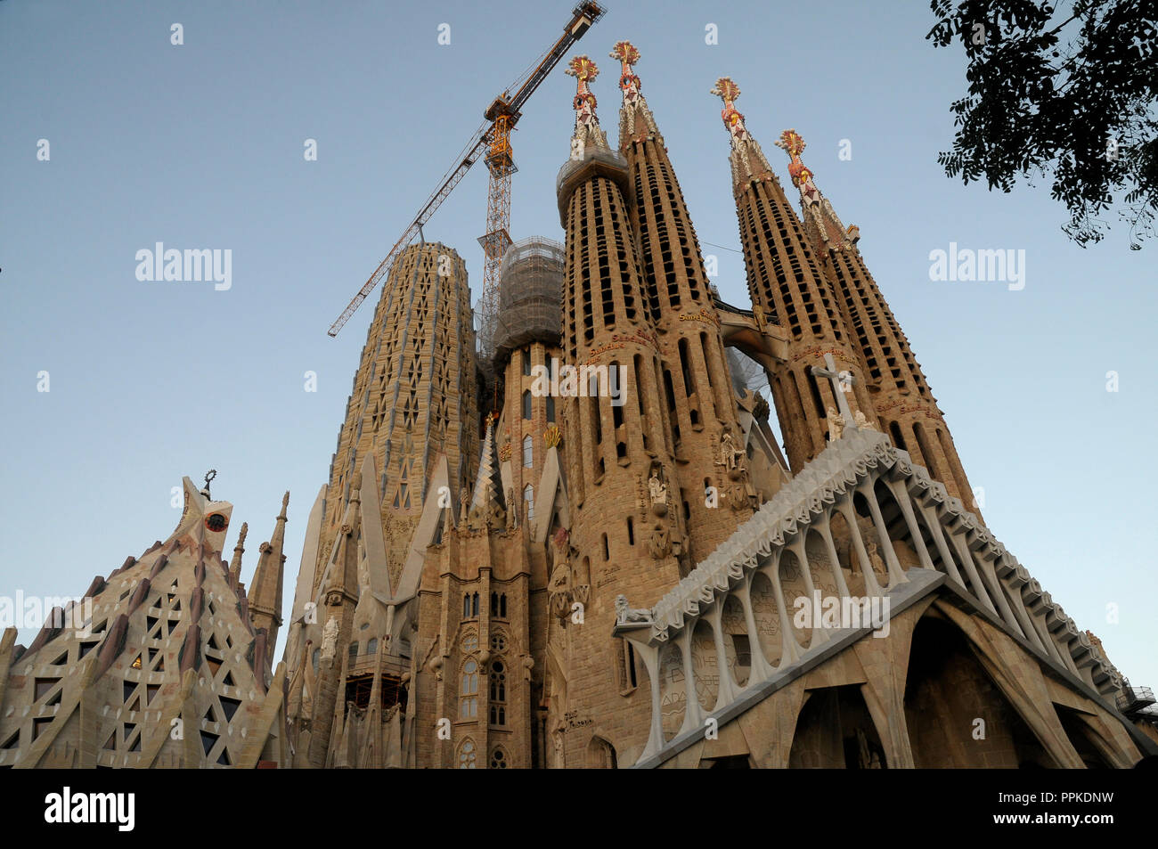Sagrada Familia entworfen von dem Architekten Antoni Gaudi Gebäude moderne façane auf Bau, Barcelona, Spanien Stockfoto