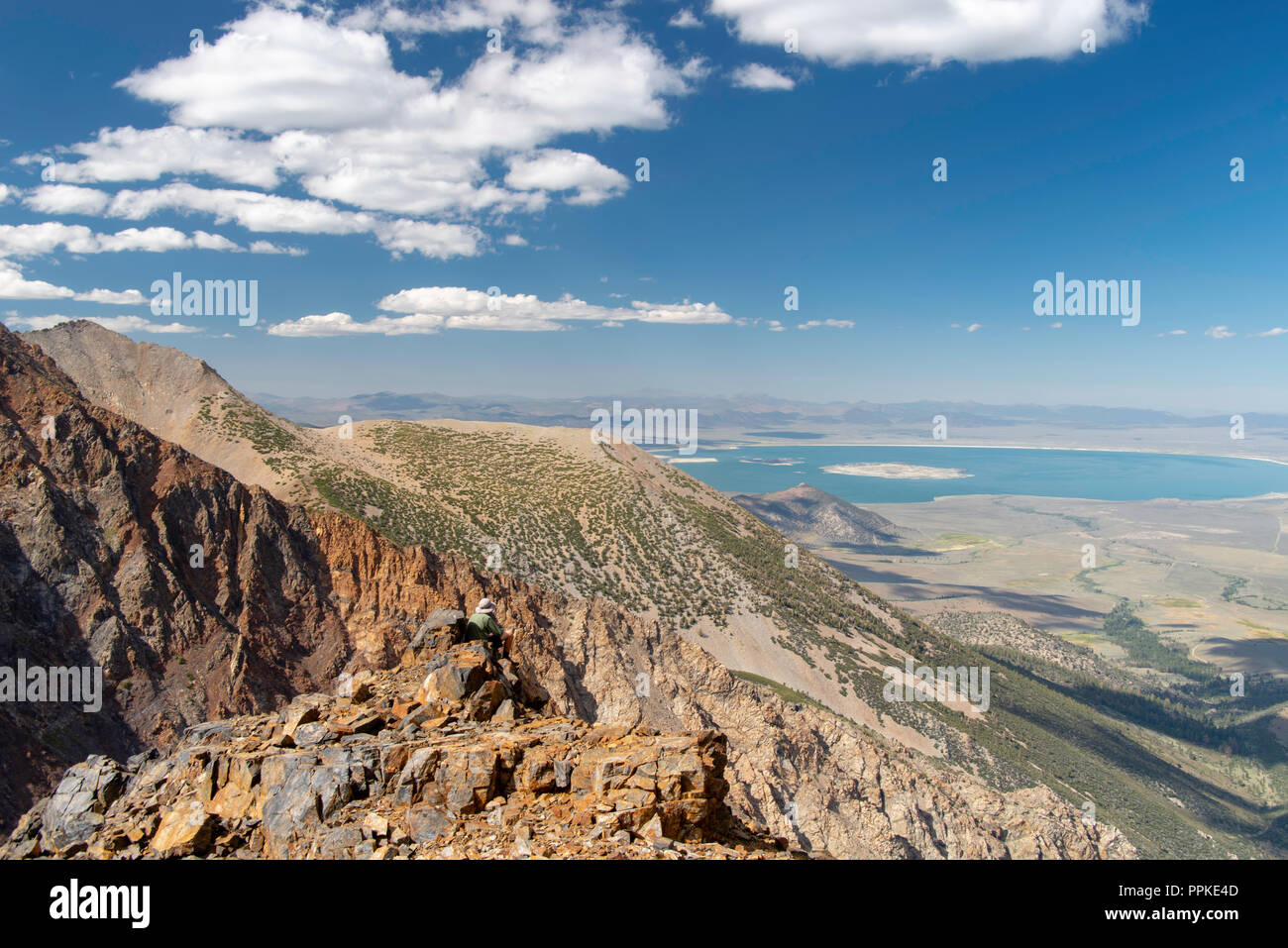 Junger Mann, der den Blick auf Parker Pass ostwärts auf der Suche von der Seite von Parker Peak, mit Blick auf den Mono Lake in der Ferne; Ansel Adams W Stockfoto