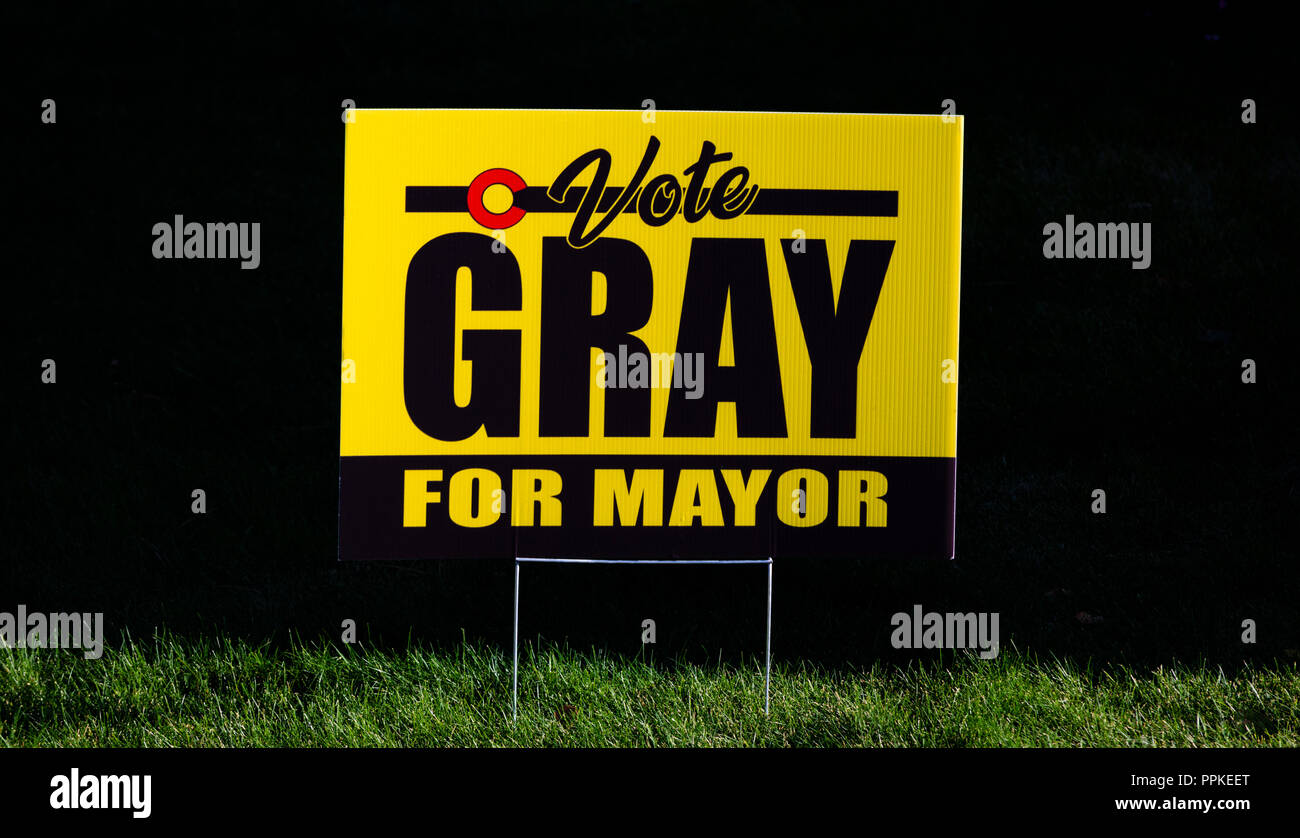 Politische Kampagne Zeichen auf dem vorderen Bewohner Rasen gelegt drängen Nachbarn Grau für Bürgermeister zu stimmen. Castle Rock Colorado USA. Stockfoto