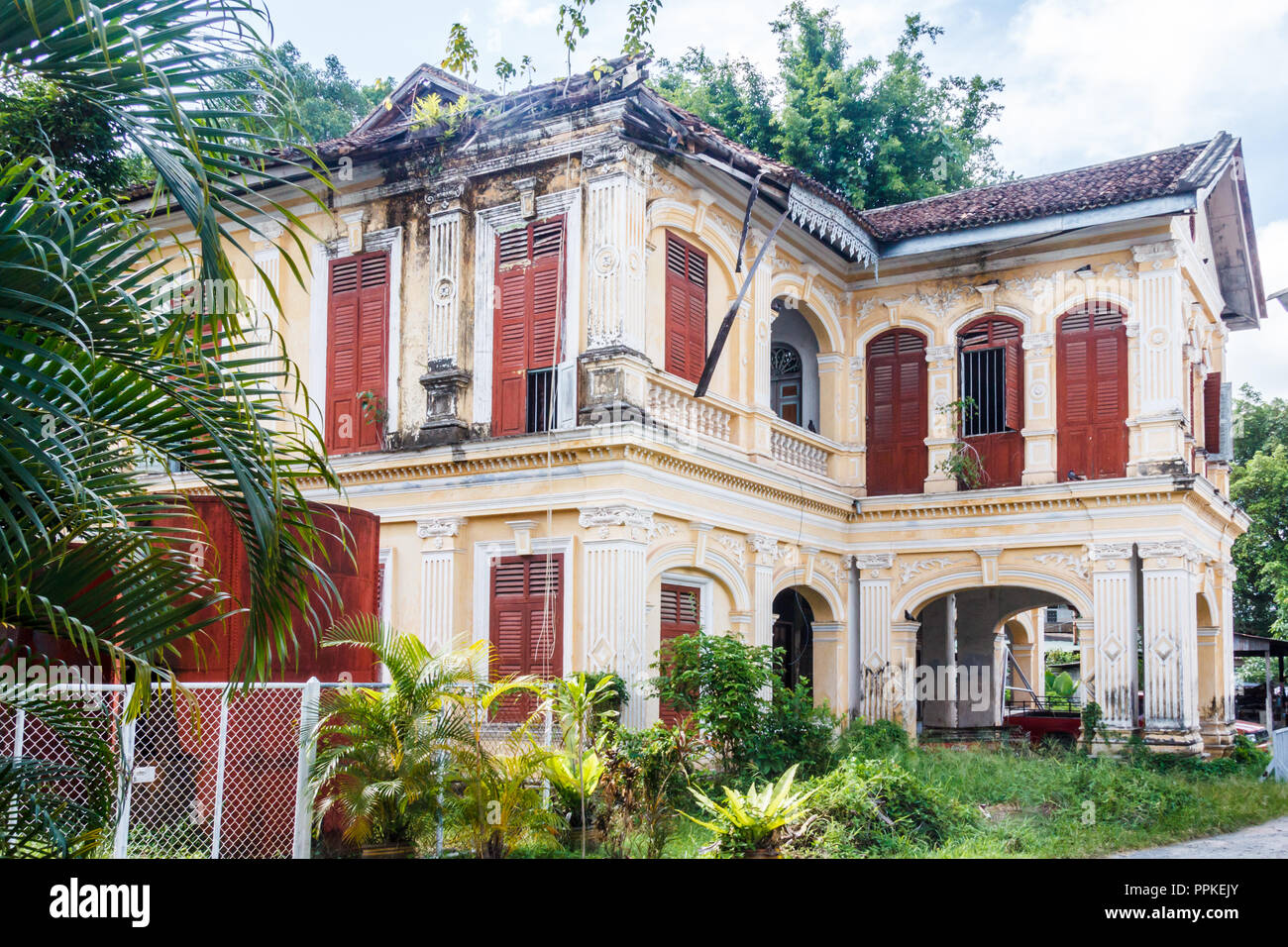 Phuket, Thailand - 2. September 2018: Die alten, baufälligen Sino portugiesischen Mansion, viele dieser frühen 20 centuy Villen sind renoviert worden. Stockfoto