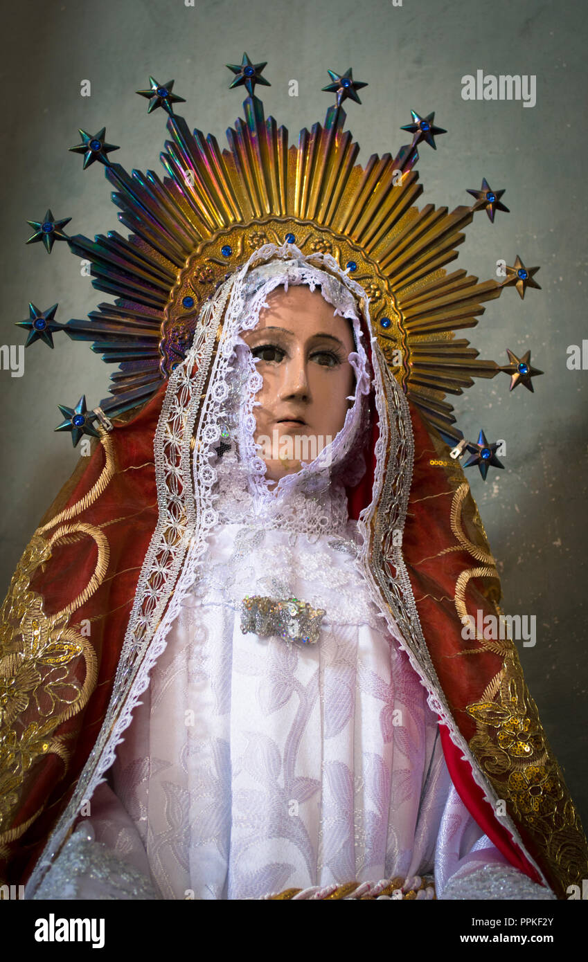 Unsere Frau von Guadalupe in einer schönen Kleidung in der Cholul-Kirche in der Nähe von Merida, Yucatan, Mexiko Stockfoto