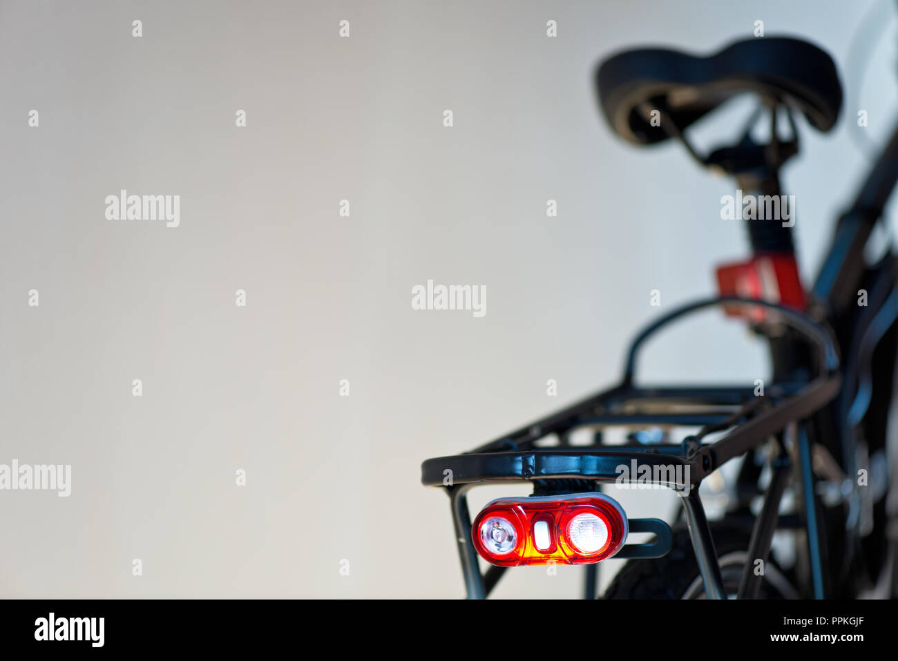 Flicking Sicherheits-Licht auf das neue Fahrrad Stockfoto