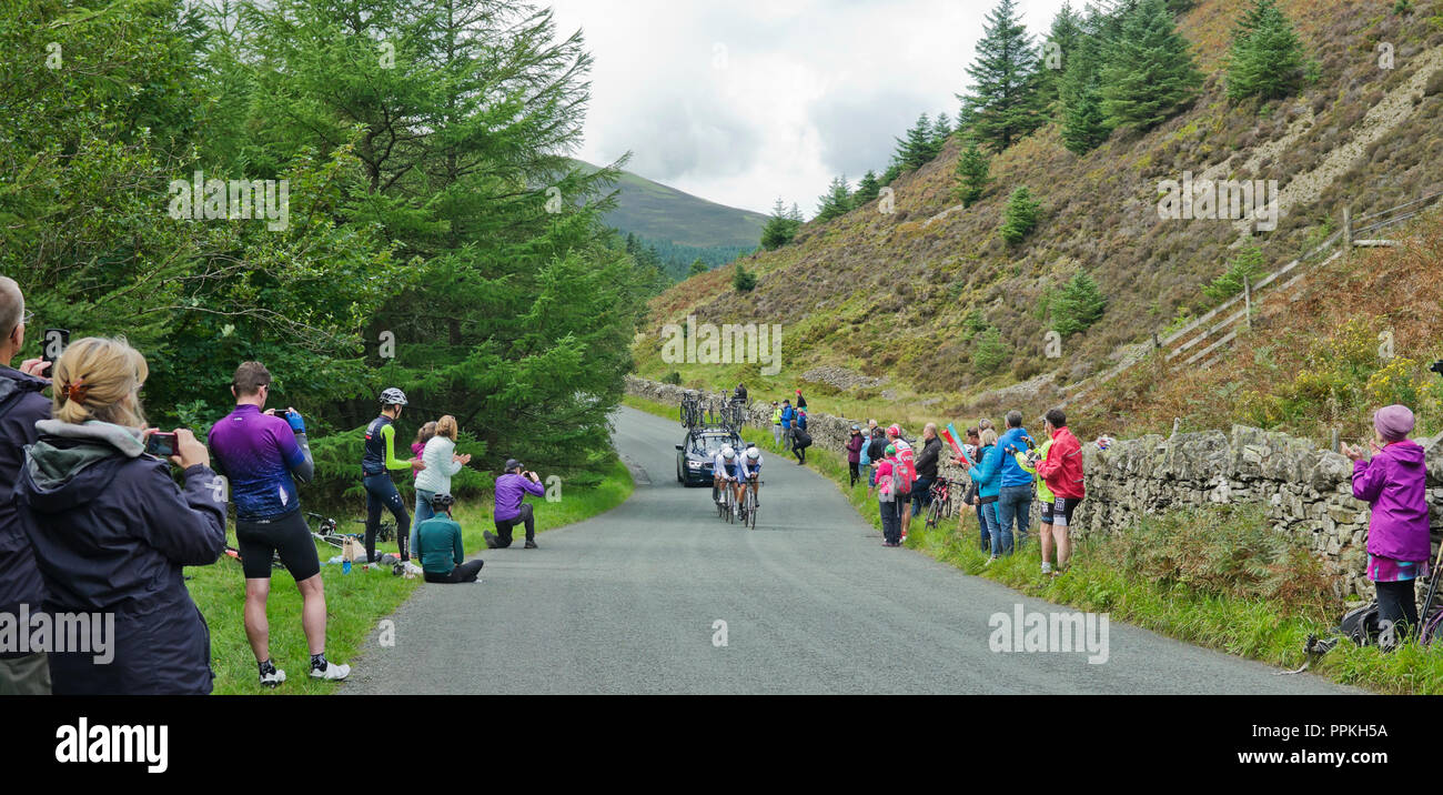 Stufe 5 Tour durch Großbritannien 2018, Team Time Trial Whinlatter Pass. Die Zuschauer applaudieren und nehmen Sie Fotos als Team eins Pro Cycling letzte bergauf Abschnitt Ansatz. Stockfoto