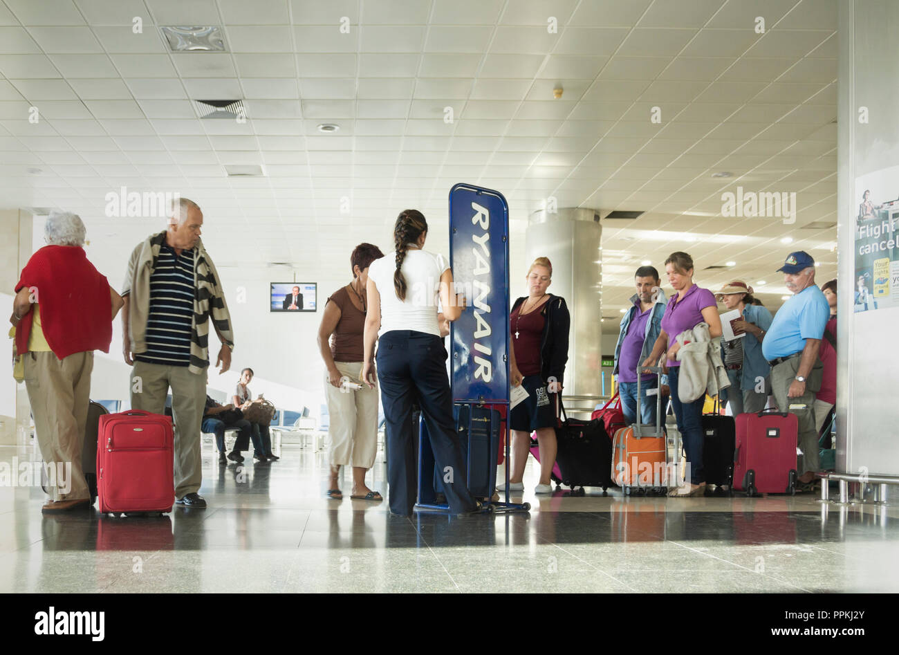 Ryanair Arbeiter Kontrolle Handgepäck Größe vor dem Einsteigen. Stockfoto
