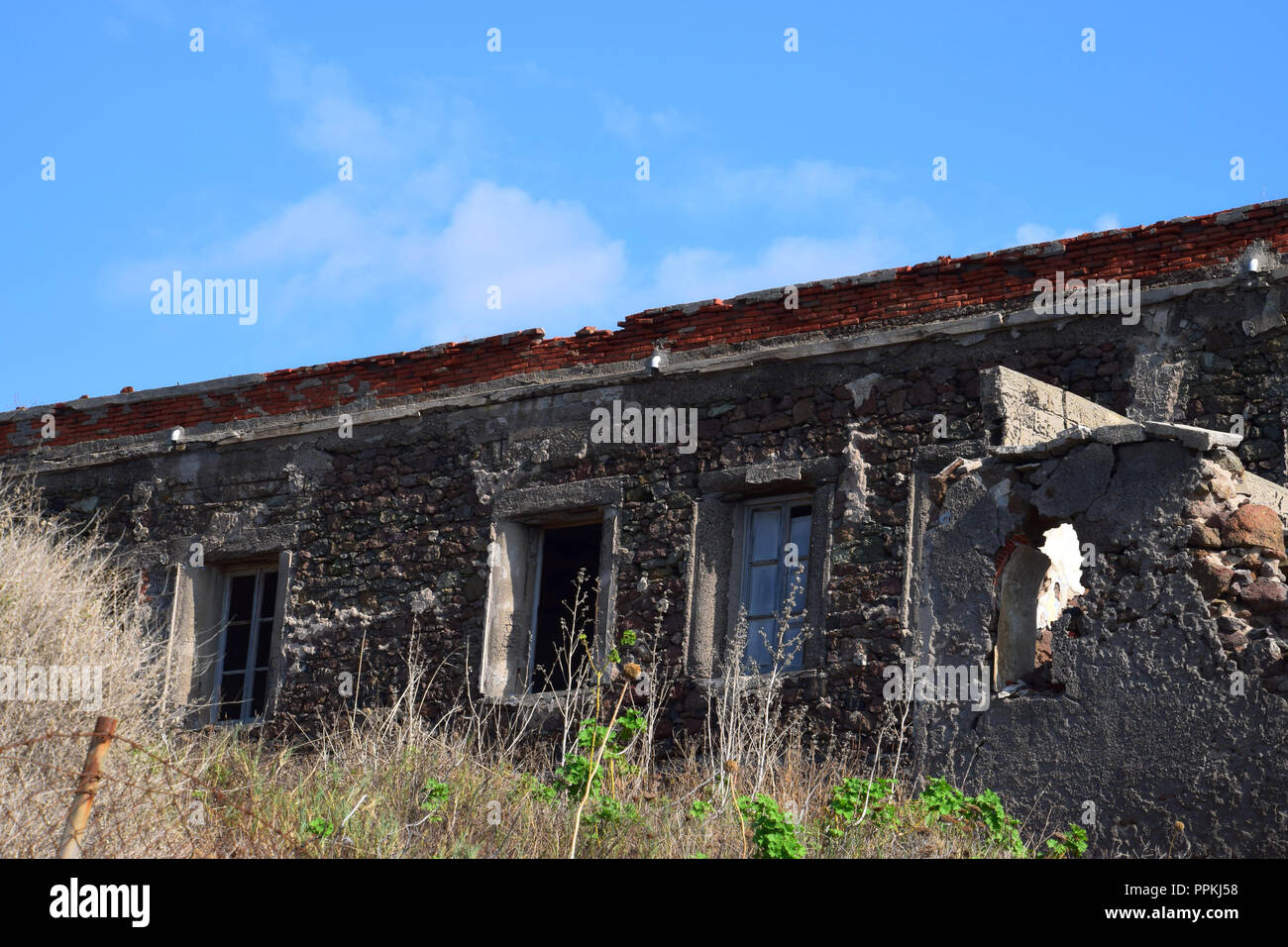 Gebrochene Haus in Italien, alten, verlassenen Haus in mediterranen, verlor vor Azure Sky Stockfoto