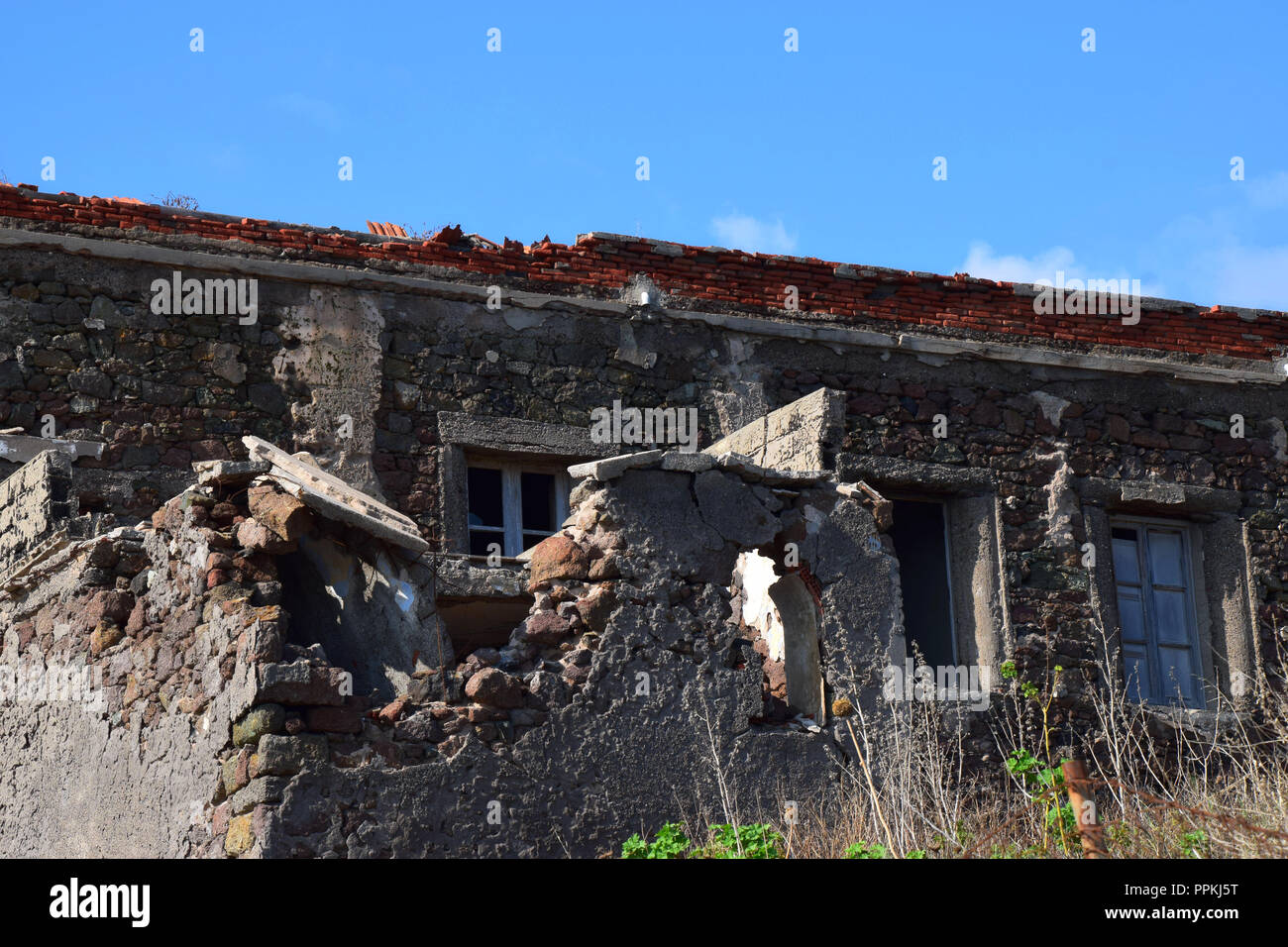 Verloren in Italien, alten, verlassenen Haus in mediterranen, verlor vor Azure Sky Stockfoto