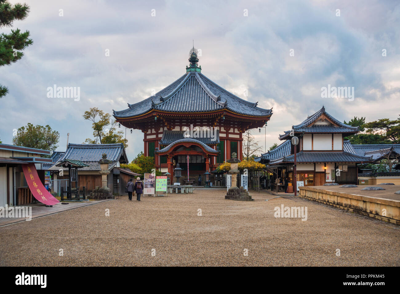 Beten an der achteckigen Saal des alten Kofukuji Tempel bei Sonnenuntergang Stockfoto