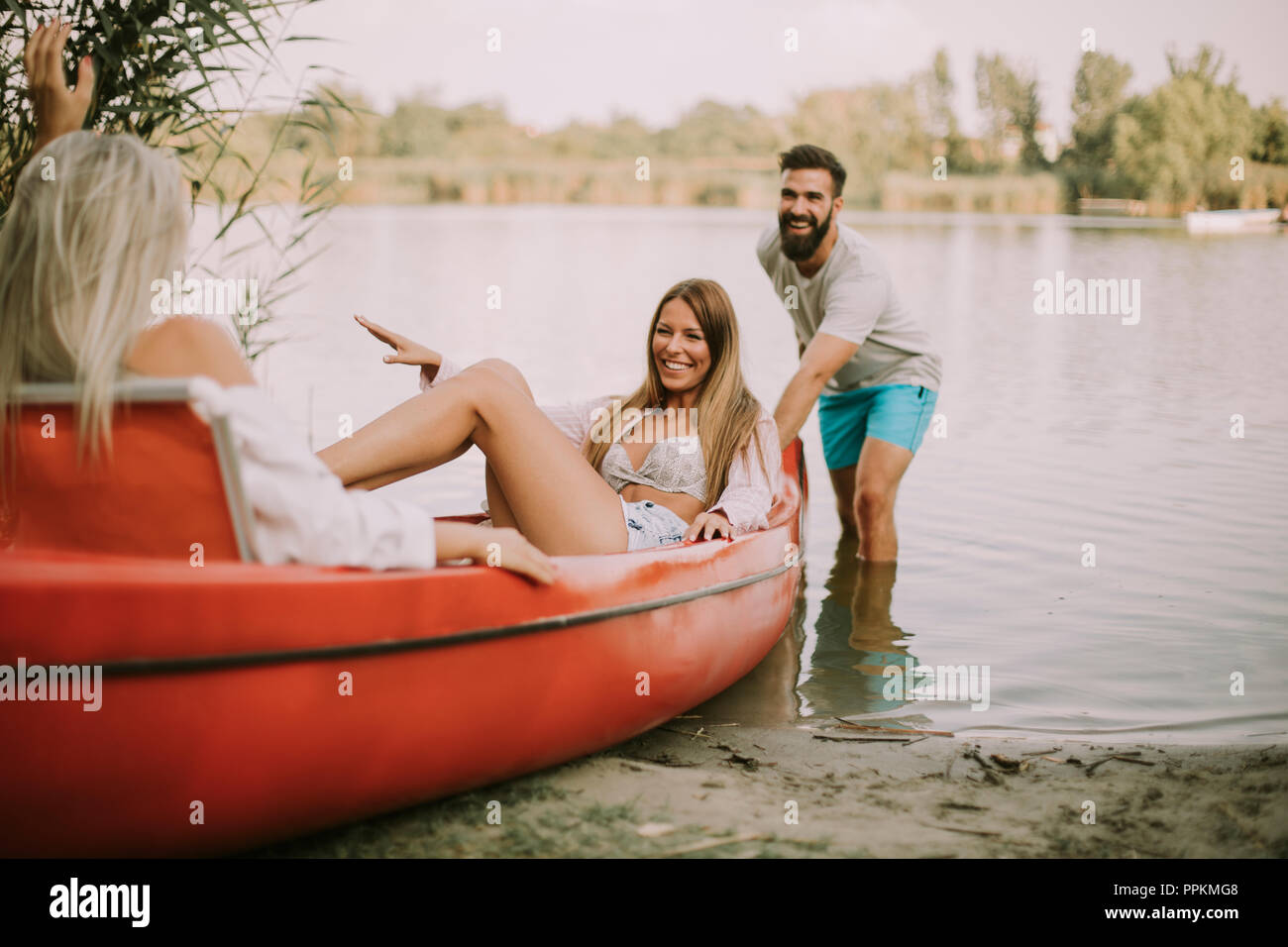 Junge Menschen Spaß auf boath durch Riber Stockfoto