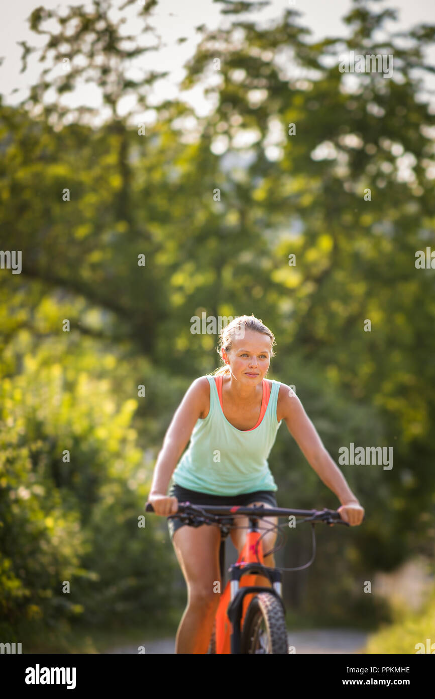 Hübsche, junge Frau Radtouren mit dem Mountainbike genießen, gesunden, aktiven Lebensstil im Freien im Sommer (flacher DOF) Stockfoto