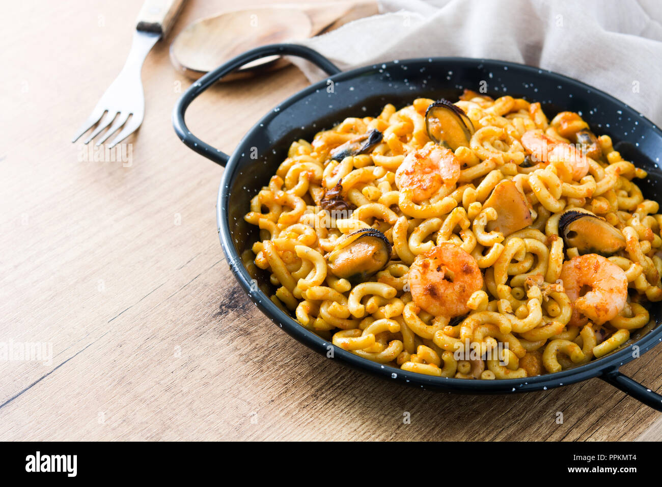 Traditionelle spanische fideua. Nudel Paella auf hölzernen Tisch. Copyspace Stockfoto