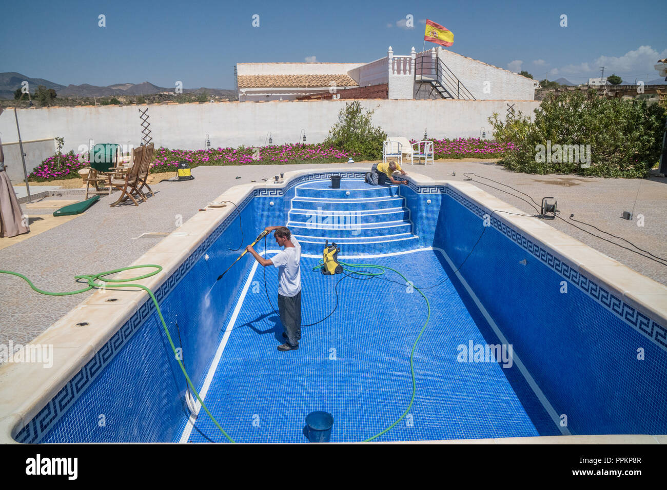 Schwimmbad in Spanien jet gereinigt und retiled Stockfoto