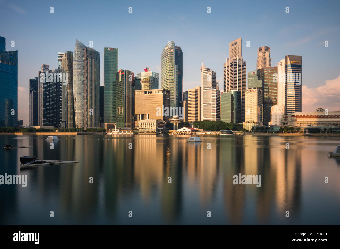 Skyline der Stadt Singapur vom Pier aus gesehen. Stockfoto