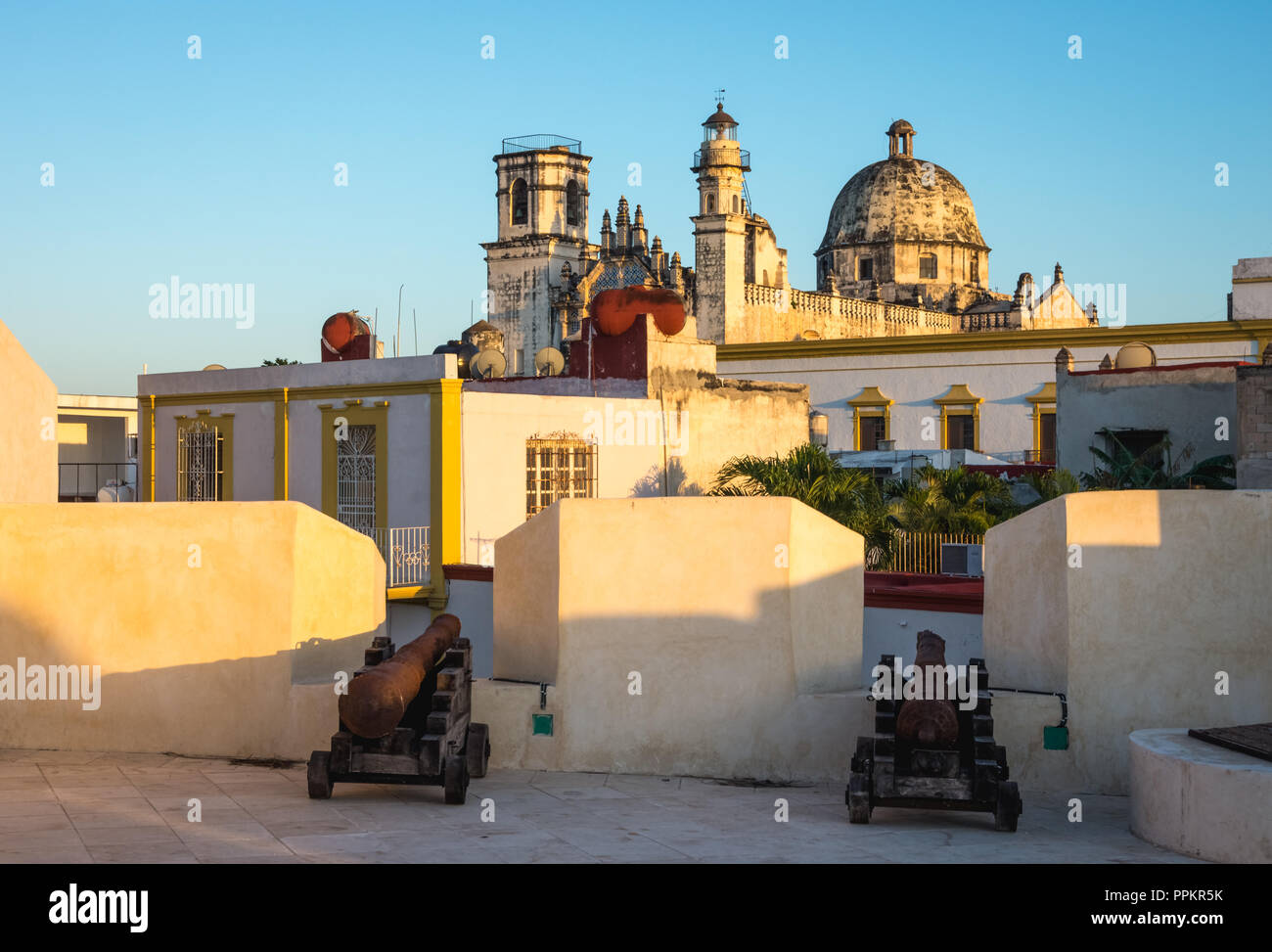 Kirche von San Jose de Campeche von der Stadtmauer zu sehen. Stockfoto