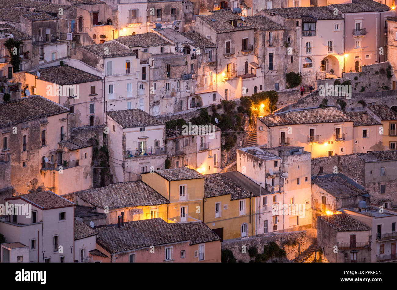 Ragusa Ibla bei Nacht, Sizilien, Italien. Stockfoto