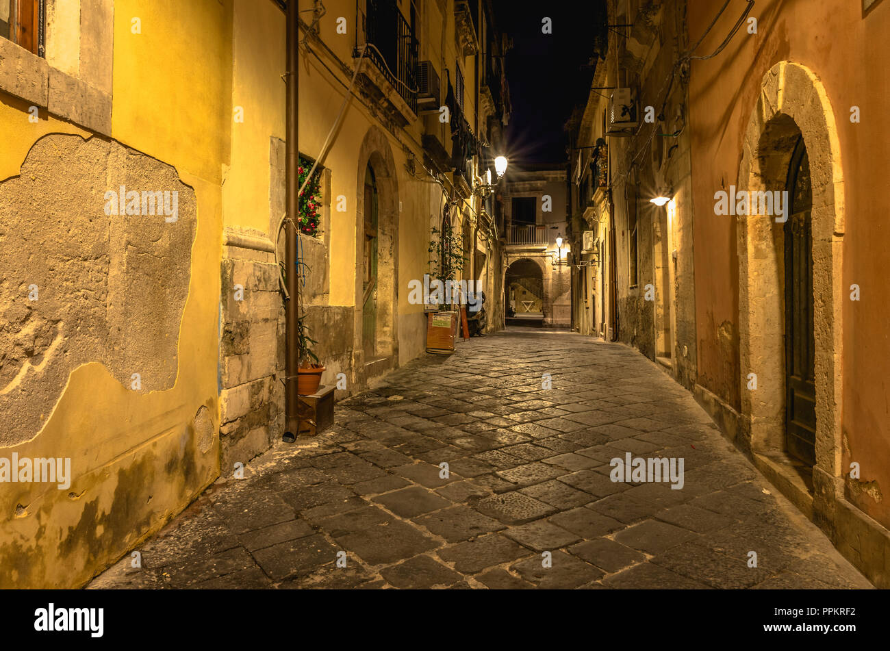 Straßen der Insel Ortygia bei Nacht, Siracusa, Sizilien, Italien. Stockfoto