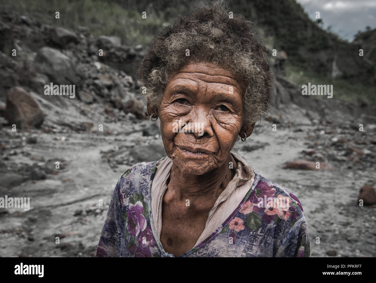 Aeta Frau traf auf die Wanderung zum Vulkan Pinatubo Crater Lake, Pampanga, Philippinen. Stockfoto