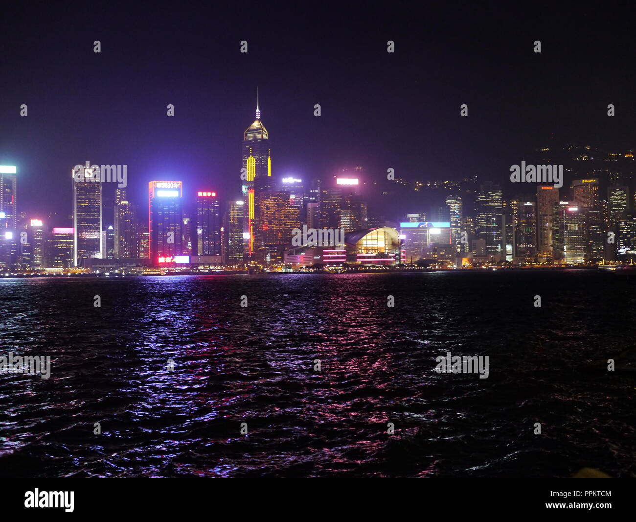 Hong Kong funkelt in der Nacht Stockfoto