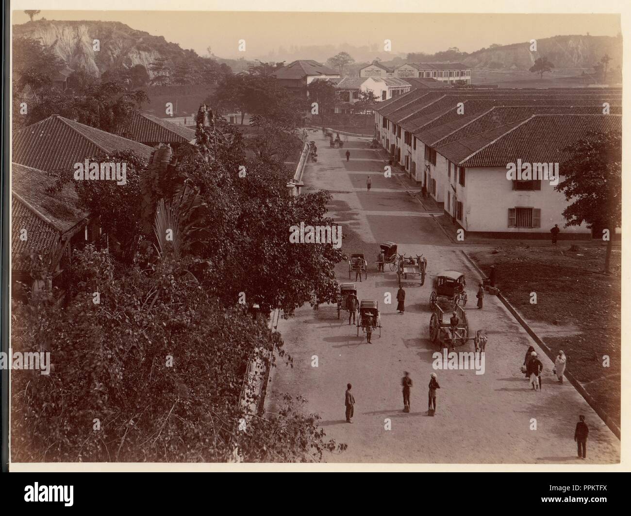 Blick auf die Hauptstraße, Singapur. Artist: Unbekannt. Abmessungen: 20,3 x 27,4 cm (8 x 10-13/16 in.). Datum: 1860s-70s. Museum: Metropolitan Museum of Art, New York, USA. Stockfoto