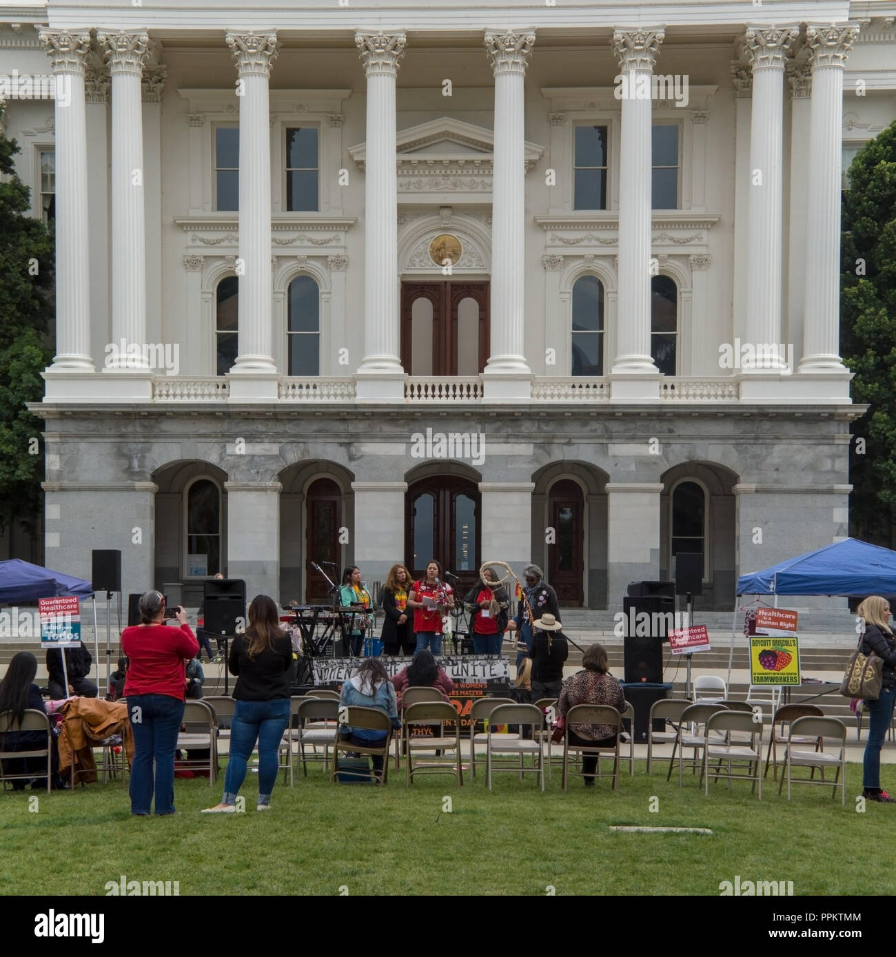 Sacramento, Kalifornien, USA 10. März 2018. Eine Handvoll Menschen versammeln sich vor dem Kapitol Gebäude gegen das Gesundheitswesen zu protestieren und Stockfoto